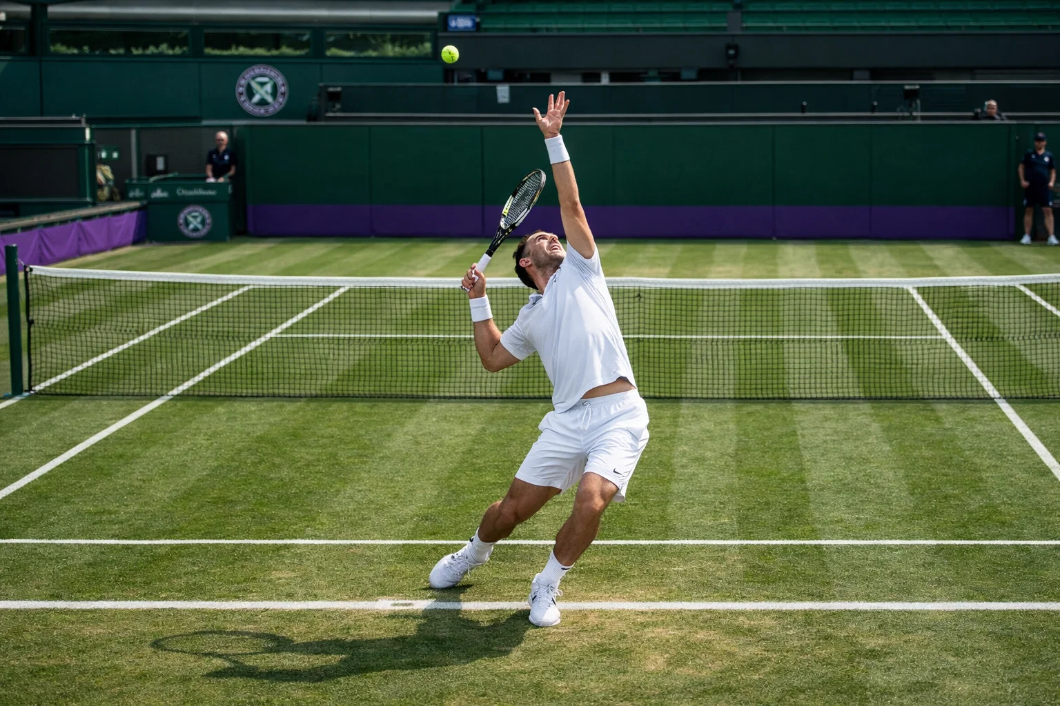 Campo da tennis in erba di Wimbledon con giocatore in azione